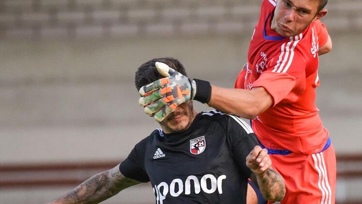 Obwohl ihm der Oberschwarzacher Keeper Leon Schmidt im Schweinfurter Kreispokal die Augen verdeckt, behält Rico Geiling die Orientierung und erzielt das 1:0 für den unterfränkischen Kreisligisten FC Haßfurt. Ryan Evans