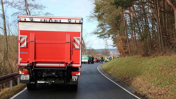 An diesem vor der Unfallstelle geparkten Feuerwehrauto wird die Straßenbreite deutlich.