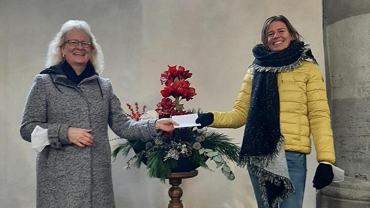 Sonja Bauer (rechts) &uuml;berreichte Erika Pascher f&uuml;r die Stadtkapelle M&uuml;nnerstadt einen Scheck &uuml;ber 600 Euro.