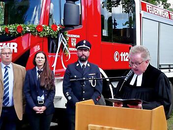 Pfarrer Peter Ahrens stellte das neue Fahrzeug unter den Segen Gottes. Weiter von links: stellvertretender Landrat Jörg Kunstmann, Bürgermeister Herwig Neumann, die Vorsitzende des Feuerwehrvereins, Kathrin Weigel, und Kommandant Christian Diersch