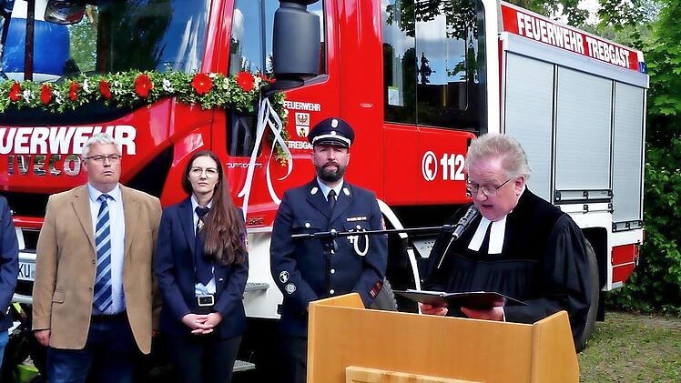 Pfarrer Peter Ahrens stellte das neue Fahrzeug unter den Segen Gottes. Weiter von links: stellvertretender Landrat Jörg Kunstmann, Bürgermeister Herwig Neumann, die Vorsitzende des Feuerwehrvereins, Kathrin Weigel, und Kommandant Christian Diersch