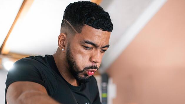 Fußballprofi Benjamin Henrichs galt mal als eines der größten deutschen Fußballtalente. Kurz vor Weihnachten 2024 verletzte sich der Spieler von RB Leipzig schwer: Er zog sich einen Achillessehnenabriss zu. Der Film begleitet den 28-Jährigen durch die Mühen der Reha und seine Sorgen um ein ungewisses Comeback.