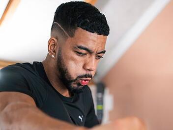 Fußballprofi Benjamin Henrichs galt mal als eines der größten deutschen Fußballtalente. Kurz vor Weihnachten 2024 verletzte sich der Spieler von RB Leipzig schwer: Er zog sich einen Achillessehnenabriss zu. Der Film begleitet den 28-Jährigen durch die Mühen der Reha und seine Sorgen um ein ungewisses Comeback.