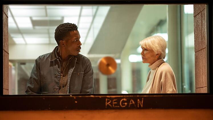 Auch Ellen Burstyn schl&uuml;pfte f&uuml;r "Der Exorzist: Bekenntnis" wieder in ihre Rolle des Originals: Chris MacNeil, die Mutter der vom Teufel besessenen Regan.