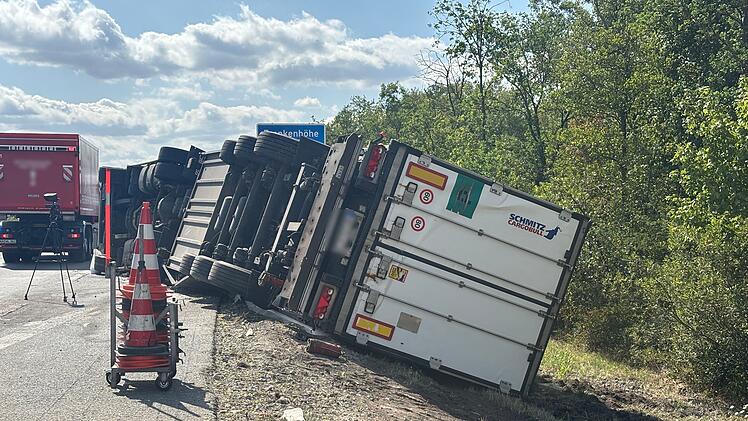 Mit 25 Tonnen Milch beladen: Lastwagen kommt von der A6 ab und kippt um