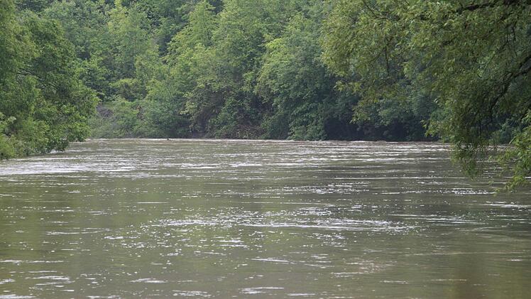 Der Main - hier am Trimäusel-Felsen bei Nedensdorf führt viel Wasser - zu viel für Paddler und Kanuten.