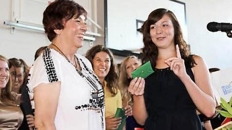 Nicht nur die Schüler, auch die Lehrer erhielten Geschenke, hier Konrektorin Luise Pannek (links) ein rotes Stirnband, wie es der von ihr geschätzte Motivationstrainer Christian Bischoff stets trägt.