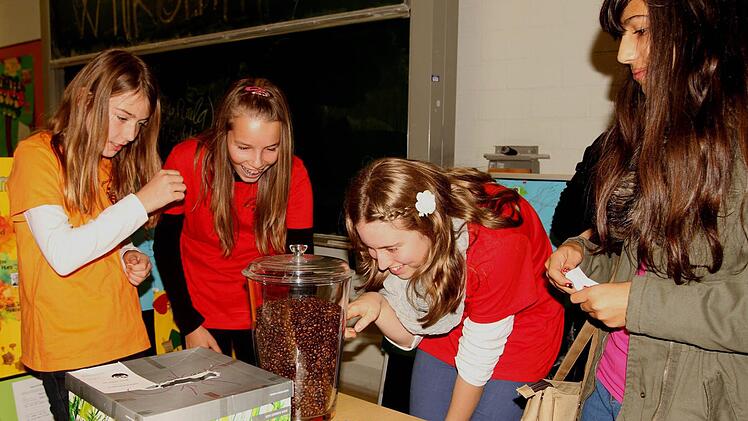 Gar nicht so einfach, das Kaffeebohnen-Quiz. Fotos: Günther Geiling