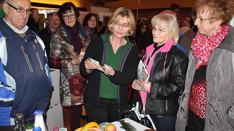 Ernährungsberaterin Yvonne Müller informiert die Besucher der Gesundheitsmesse. Fotos: Veronika Schadeck