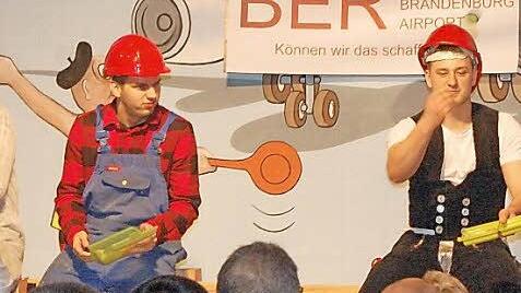 Auf dem Skandal-Flughafen: der Seubrigshäuser Bau-TruppFoto: Philipp Bauernschubert