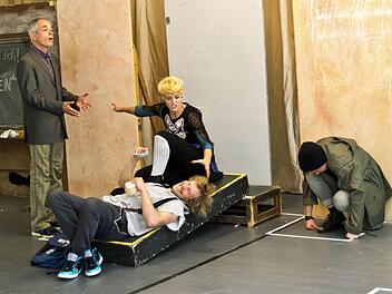 Probenszene aus "Klassenkämpfe" mit Thomas Straus, Oliver Baesler, Karina Pele und Ingo Paulick (von links). Foto: Jochen Berger