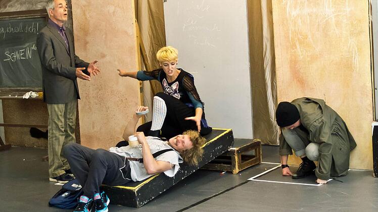 Probenszene aus "Klassenkämpfe" mit Thomas Straus, Oliver Baesler, Karina Pele und Ingo Paulick (von links). Foto: Jochen Berger