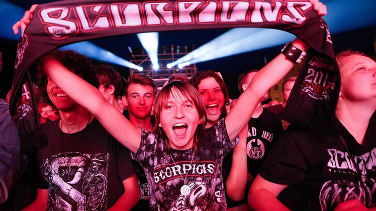 Heldenverehrung über drei Generationen: Mancher Konzertbesucher war noch nicht geboren, als die Scorpions Lieder wie "Top of the Bill" veröffentlichten.