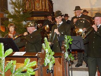 Die Hubertusmesse in der St. Laurentius-Kirche in Burggrub umrahmte das Bläsercorps der BJV Kreisgruppe Kronach unter Leitung von Heinrich Reuß (vorne 2. v. l.) - rechts hinter dem Kruzifix Pfarrer Michael Foltin, der die Festpredigt hielt. Foto: Karl-Heinz Hofmann
