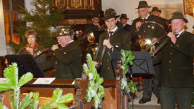 Die Hubertusmesse in der St. Laurentius-Kirche in Burggrub umrahmte das Bläsercorps der BJV Kreisgruppe Kronach unter Leitung von Heinrich Reuß (vorne 2. v. l.) - rechts hinter dem Kruzifix Pfarrer Michael Foltin, der die Festpredigt hielt. Foto: Karl-Heinz Hofmann