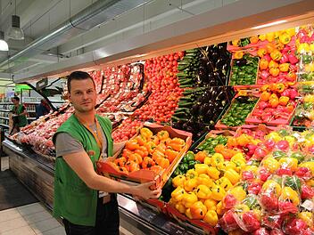 Volker Roppelt, Teamleiter Obst und Gemüse packt in diesen Tagen kräftig zu.  Foto: Jennifer Hauser