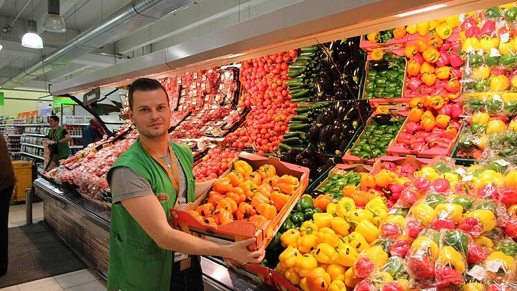 Volker Roppelt, Teamleiter Obst und Gemüse packt in diesen Tagen kräftig zu.  Foto: Jennifer Hauser