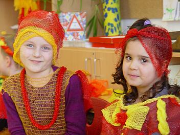 Melissa und Stefania in ihren Netzkostümen sind schon ganz gespannt auf die Feier. Fasching in der Bad Brückenaus Grundschulklasse 1/ 2 d. Foto: Brigitta Kempe-Wolf