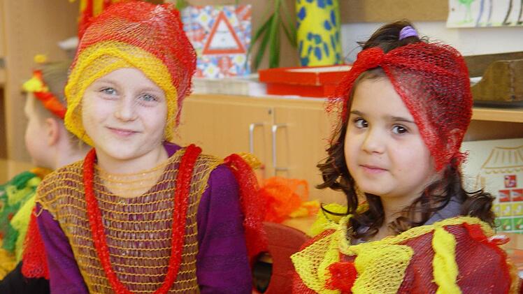 Melissa und Stefania in ihren Netzkostümen sind schon ganz gespannt auf die Feier. Fasching in der Bad Brückenaus Grundschulklasse 1/ 2 d. Foto: Brigitta Kempe-Wolf