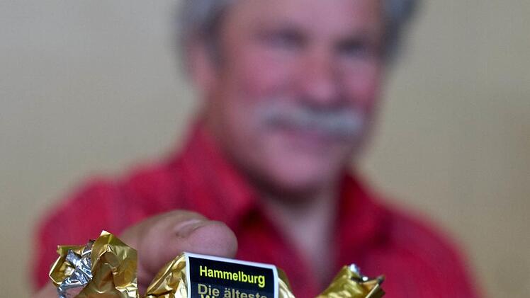 Wolfgang Fella erinnerte mit Köstlichkeiten an das Stadtjubiläum. Foto: Gerd Schaar