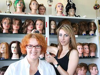 Sonst gibt es nur die Übungsköpfe, aber an Sozialpädagogin Birgit Baron durfte Asja Tuthaljan schon einmal ausprobieren, was bei der Arbeit im Friseursalon zu beachten ist Foto: Ralf Ruppert