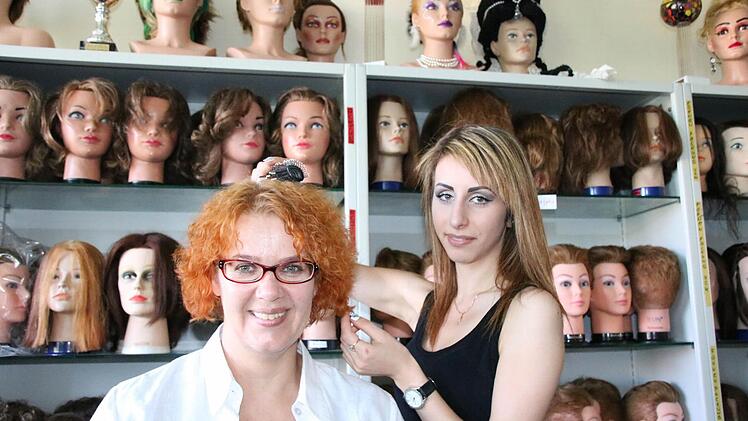 Sonst gibt es nur die Übungsköpfe, aber an Sozialpädagogin Birgit Baron durfte Asja Tuthaljan schon einmal ausprobieren, was bei der Arbeit im Friseursalon zu beachten ist Foto: Ralf Ruppert