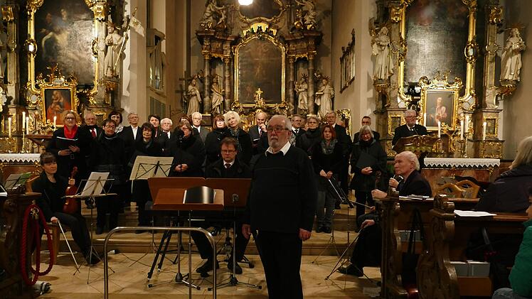 Chorleiter Franz-Josef Saam vor dem gemischten Chor und Orchester. Foto: Sonja Schrüfer