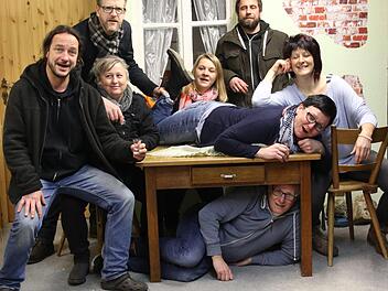Schon bei den Proben zu dem lustigen Stück "Fast wie früher" hatten die Schauspieler  viel Spaß. Die Schauspieler von links: Michael Icsi,  Silke Judex, Martin Elflein, Melanie Lindenlaub, Martina Krauß (auf dem Tisch), Peter Krauß (unterm Tisch), Gjon Meye und  Sandra Müller.  Michael Stelzner