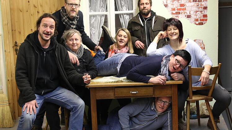 Schon bei den Proben zu dem lustigen Stück "Fast wie früher" hatten die Schauspieler  viel Spaß. Die Schauspieler von links: Michael Icsi,  Silke Judex, Martin Elflein, Melanie Lindenlaub, Martina Krauß (auf dem Tisch), Peter Krauß (unterm Tisch), Gjon Meye und  Sandra Müller.  Michael Stelzner