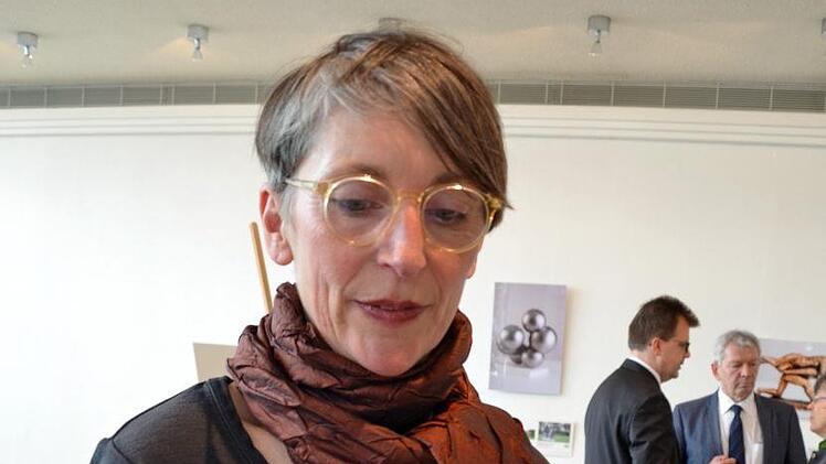 Rosa Brunner zeigt das Model "Wasserblume" von Petra Lange, ein zweiter Entwurf für den Markt Hirschaid.