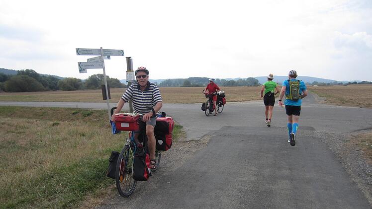 Auf dem Main-Radweg sind der Querläufer und seine zu Fuß gehenden Kollegen Exoten.