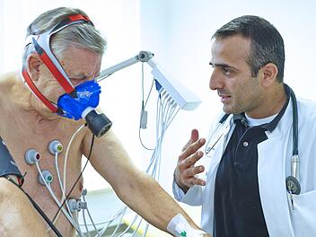 Lungenfacharzt Joseph Alhanna rügt den Widerstand aus dem Kollegenkreis gegen Stickoxid-Grenzwert.Klinikum Kulmbach