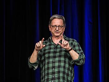 Mit saeinem Programm "Deppenmagnet" gastierte Günter Grünwald im Coburger Kongresshaus.Foto: Jochen Berger