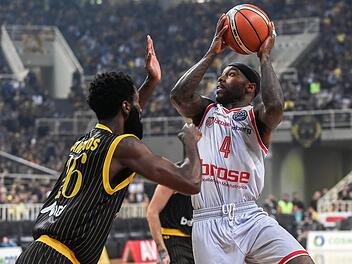 Im Hinspiel hatte Tyrese Rice noch große Probleme gegen den gut verteidigenden Howard Sant-Roos (links). Im Rückspiel konnte der Athener den Bamberger Aufbauspieler aber nicht mehr stoppen. Foto: A. Tzortzinis/dpa