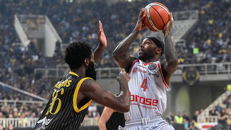 Im Hinspiel hatte Tyrese Rice noch große Probleme gegen den gut verteidigenden Howard Sant-Roos (links). Im Rückspiel konnte der Athener den Bamberger Aufbauspieler aber nicht mehr stoppen. Foto: A. Tzortzinis/dpa