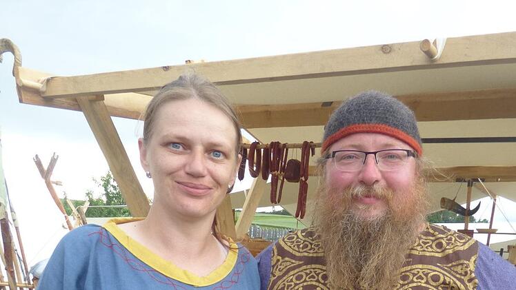 Günter Schuster mit seiner Frau Melanie aus Breitenlesau von der  Wikingergruppe Skollfolk Foto: Thomas Weichert