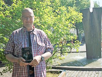 Der Lichtenfelser Werner Diefenthal erschafft mit seinem "Trio ars sistendi" nicht nur Romane, sondern Kunstprojekte. Foto: Corinna Tübel