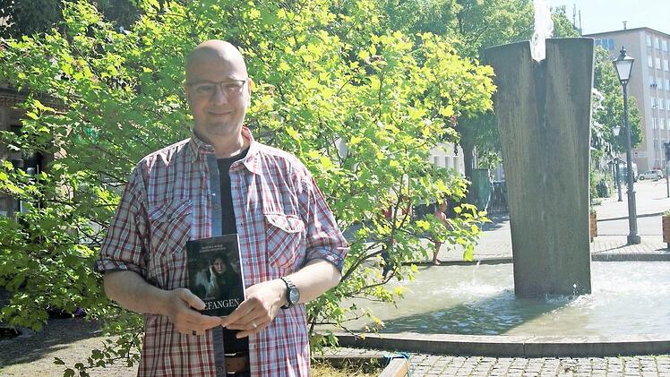 Der Lichtenfelser Werner Diefenthal erschafft mit seinem "Trio ars sistendi" nicht nur Romane, sondern Kunstprojekte. Foto: Corinna Tübel