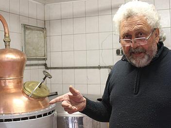 Hilmar Schmitt weiß, wie es geht: Der 67-Jährige aus Krum wurde für seine Edelbrände mit dem Bayerischen Staatsehrenpreis ausgezeichnet.   Katja Müller
