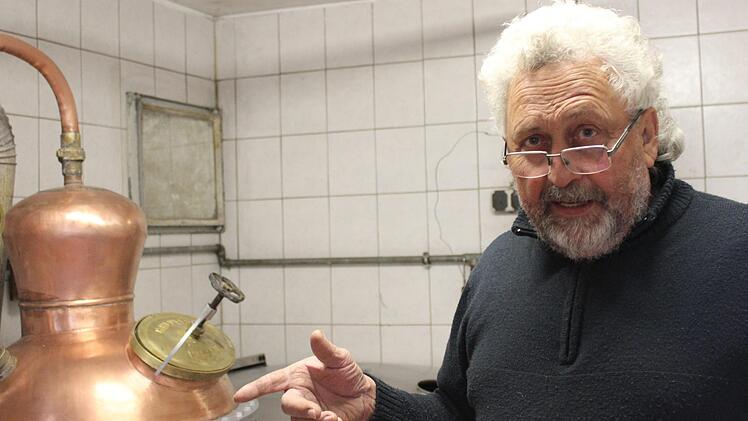 Hilmar Schmitt weiß, wie es geht: Der 67-Jährige aus Krum wurde für seine Edelbrände mit dem Bayerischen Staatsehrenpreis ausgezeichnet.   Katja Müller