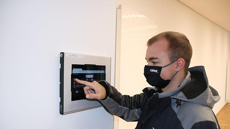 Alles smart: Luca Franke von der örtlichen Firma "Elektro Schneider" richtet die Steuerung für Heizung, Licht und Jalousien ein. Foto: Ralf Ruppert