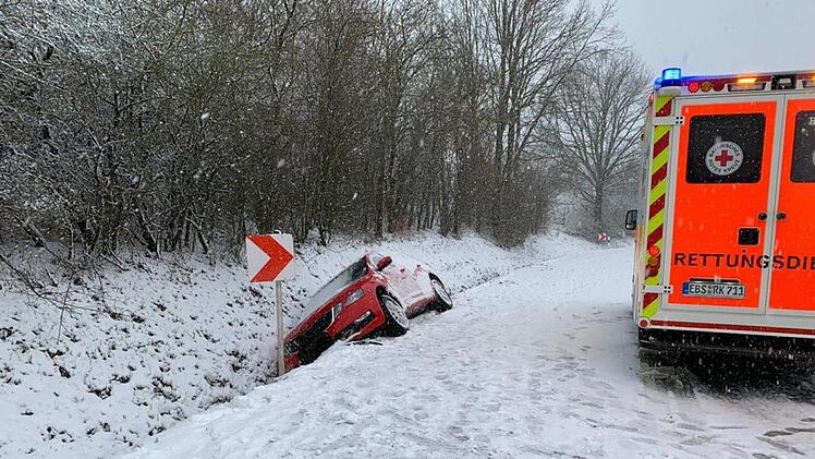 Zwischen Pretzfeld und Kirchehrenbach rutschten drei Pkw in den Graben und die Insassen konnten sich nicht selbstständig aus dem Fahrzeug befreien. Foto: Feuerwehr Pretzfeld