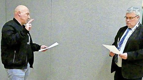 B&uuml;rgermeister Herwig Neumann (rechts) vereidigte den neuen Gemeinderat James Lutz.