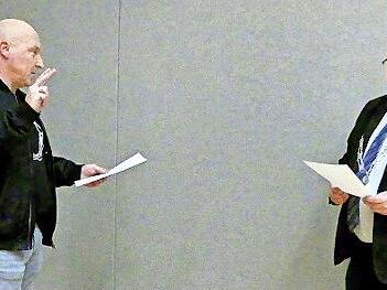 Bürgermeister Herwig Neumann (rechts) vereidigte den neuen Gemeinderat James Lutz.