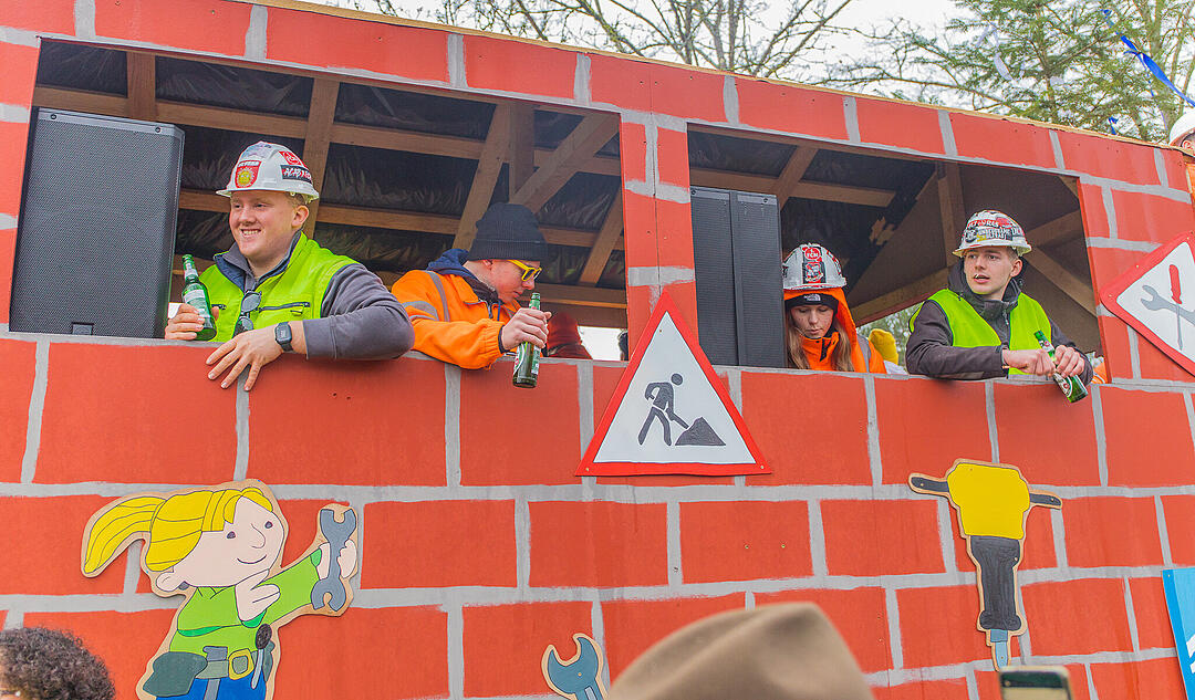 Buntes Faschingstreiben begeistert groß und klein.