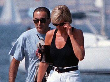 Dodi Al-Fayed und Prinzessin Diana im Sommer 1997 an einem Jachthafen.