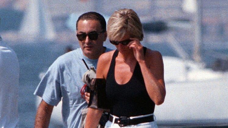 Dodi Al-Fayed und Prinzessin Diana im Sommer 1997 an einem Jachthafen.