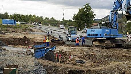Mit Hochdruck läuft die Erschließung des Baugebiets "Sandwühl" in dem Eltmanner Stadtteil Limbach. Im Frühjahr 2013 sollen hier die ersten Häuser entstehen. Die künftigen Häuslebauer stehen schon in den Startlöchern. Foto: sw