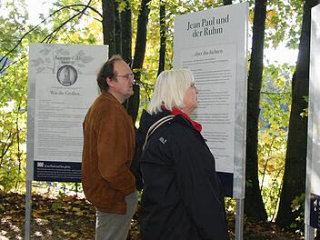 Bürokauffrau Annelie und Ingenieur Josef Müller stehen staunend vor den Erklärungsschildern und lassen sich von den Gedichten und den Informationen über Jean Paul gefangen nehmen. Fotos: Sonja Adam