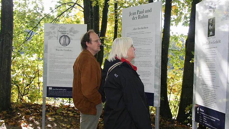 Bürokauffrau Annelie und Ingenieur Josef Müller stehen staunend vor den Erklärungsschildern und lassen sich von den Gedichten und den Informationen über Jean Paul gefangen nehmen. Fotos: Sonja Adam